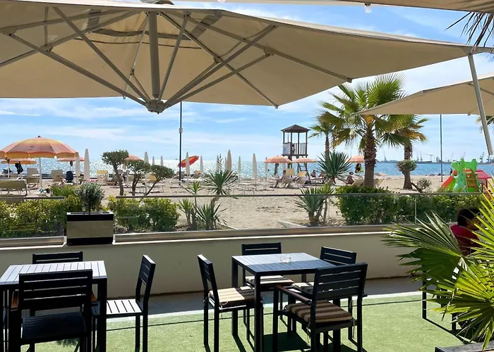 Cozy Beachfront Apartment *